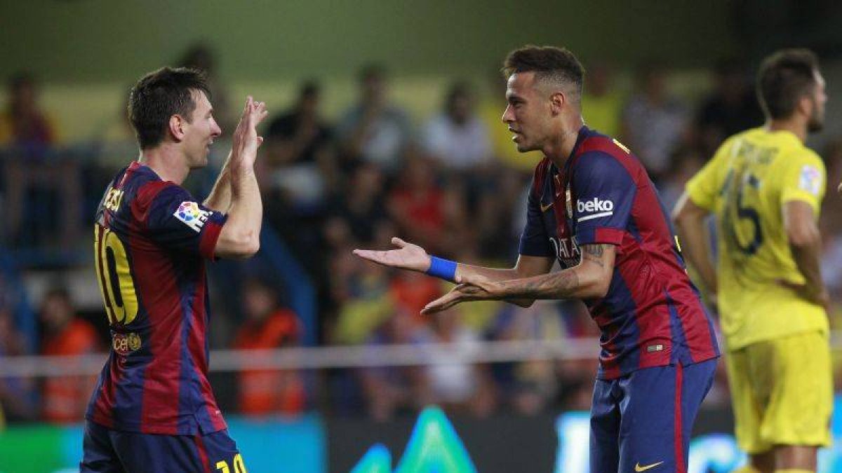 Messi y Neymar se felicitan tras el gol de Sandro que dio el triunfo al Barça.-Foto: MIGUEL LORENZO