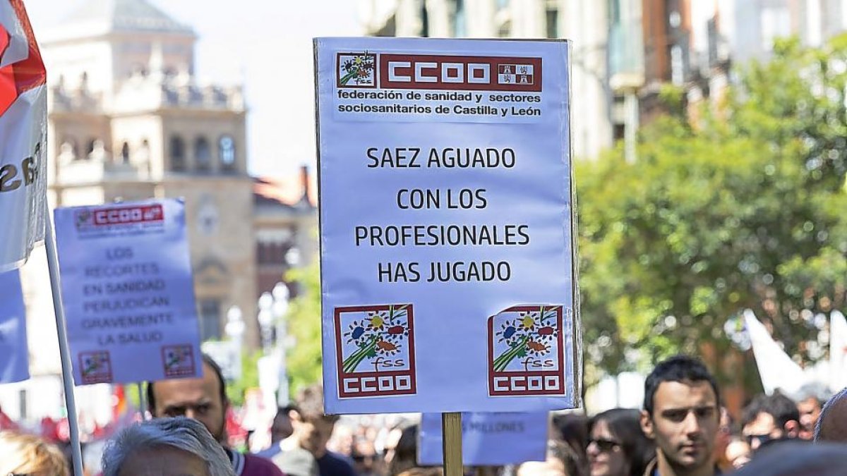 Una manifestante sostiene una pancarta contra Sáez.-PABLO REQUEJO (PHOTOGENIC)