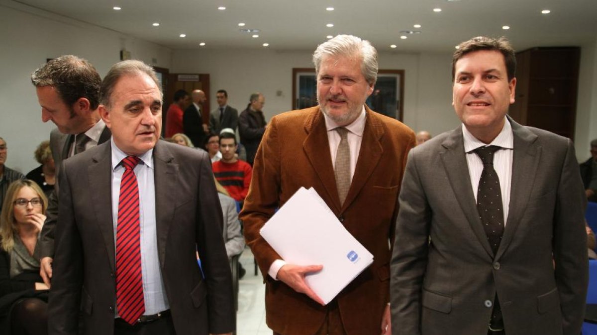 El ministro de Educación, Cultura y Deporte, y cabeza de lista para el Congreso por Palencia, Íñigo Méndez de Vigo (C) y el presidente del PP de Palencia, Carlos Fernández Carriedo (D) y el cabeza de lista al Senado, José Antonio Rubio (I), antes de la re-Ical