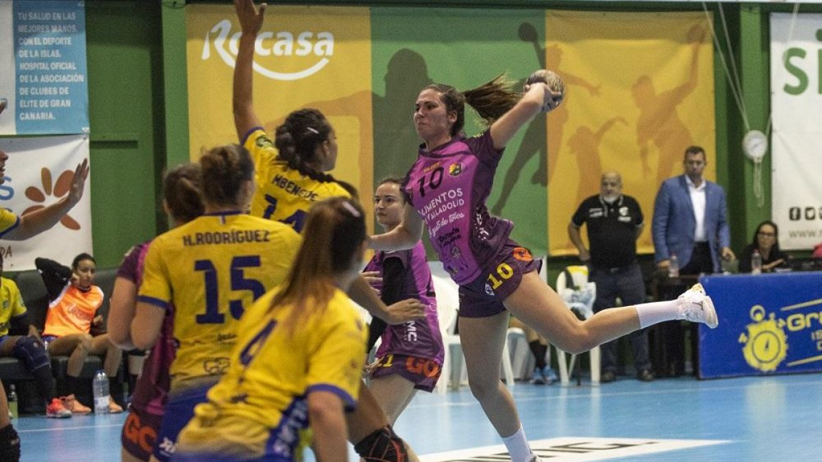 María Prieto O’Mullony arma el brazo y se levanta en suspensión ante Mbengué.-HANA ANDREU / PHOTO DEPORTE