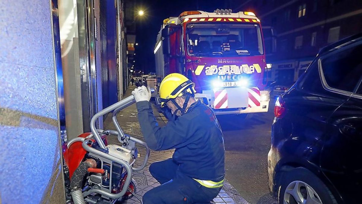Un bombero en los trabajos de revisión del edificio de Cádiz, 3.-J.M.LOSTAU
