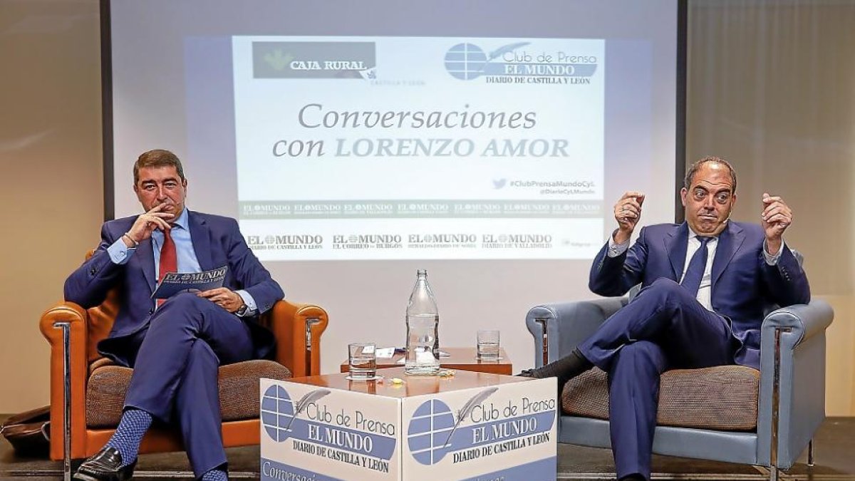 El director de EL MUNDO DE CASTILLA Y LEÓN, Pablo Lago, y el presidente de ATA, Lorenzo Amor, en un momento de El Club de Prensa.-J. M. LOSTAU