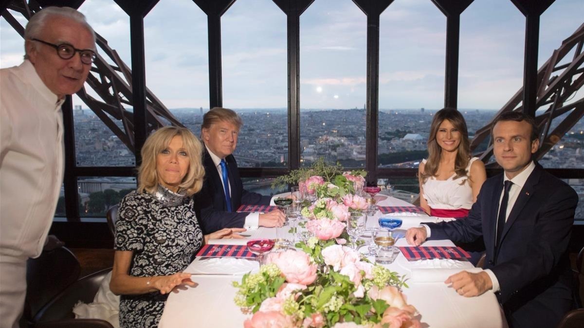 Alain Ducasse, con los matriumonios Macron y Trump, en el restaurante de la Torre Eiffel Jules Verne, en el 2017.-SAUL LOEB