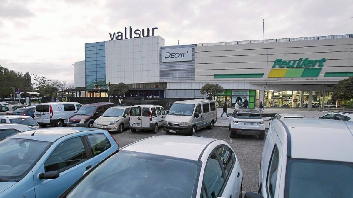 Imagen del centro comercial Vallsur tomada desde su entrada por el Paseo Zorrilla.-J. M. Lostau