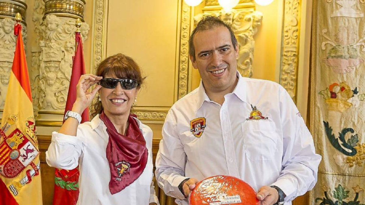 La concejala de Cultura, Ana Redondo, junto al responsable de la Coordinadora de Peñas, Óscar Arranz-Miguel Ángel Santos