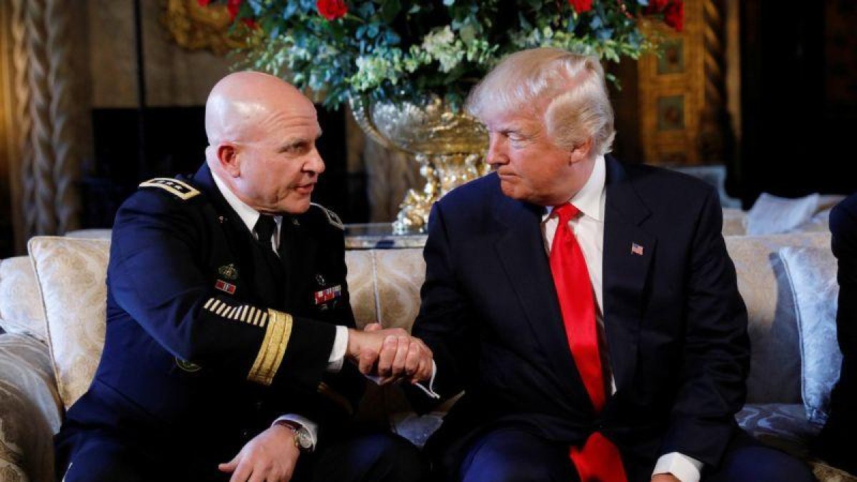 Trump (derecha) estrecha la mano del nuevo asesor, H.R. McMaster, tras el anuncio en Florida, el 20 de febrero.-REUTERS / KEVIN LAMARQUE / REUTERS