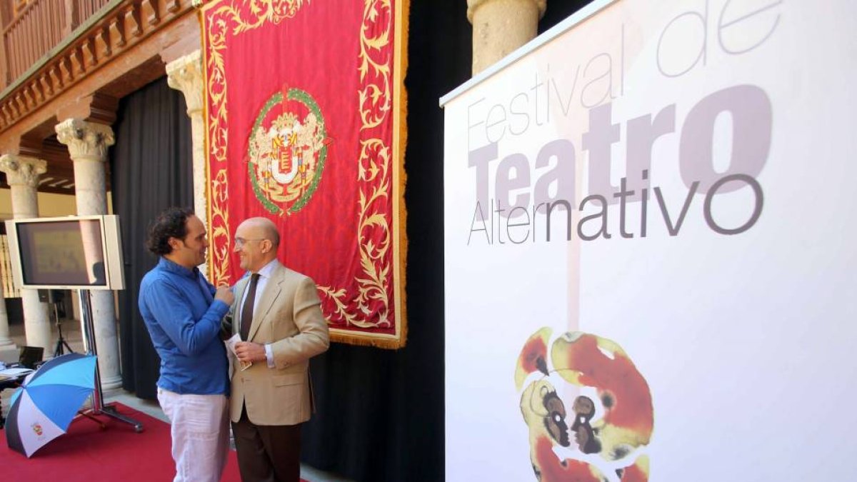 El presidente de la Diputación, Jesús Julio Carnero, y el director del festival, Álex Rodríguez, tras la presentación del Festival de Teatro Alternativo Fetal 2015 que se celebra en la localidad vallisoletana de Urones de Castroponce-ICAL