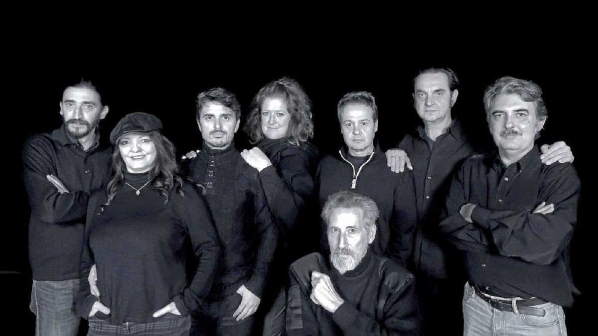 Junto a Joan Llaneras (agachado), José Antonio Cuartas, Mayte Bona, Felipe Santiago, Mamen Godoy, Santiago Nogués, Francisco Negro y Adolfo Pastor, protagonistas de ‘El retablo de las maravillas’.-Morfeo Teatro.