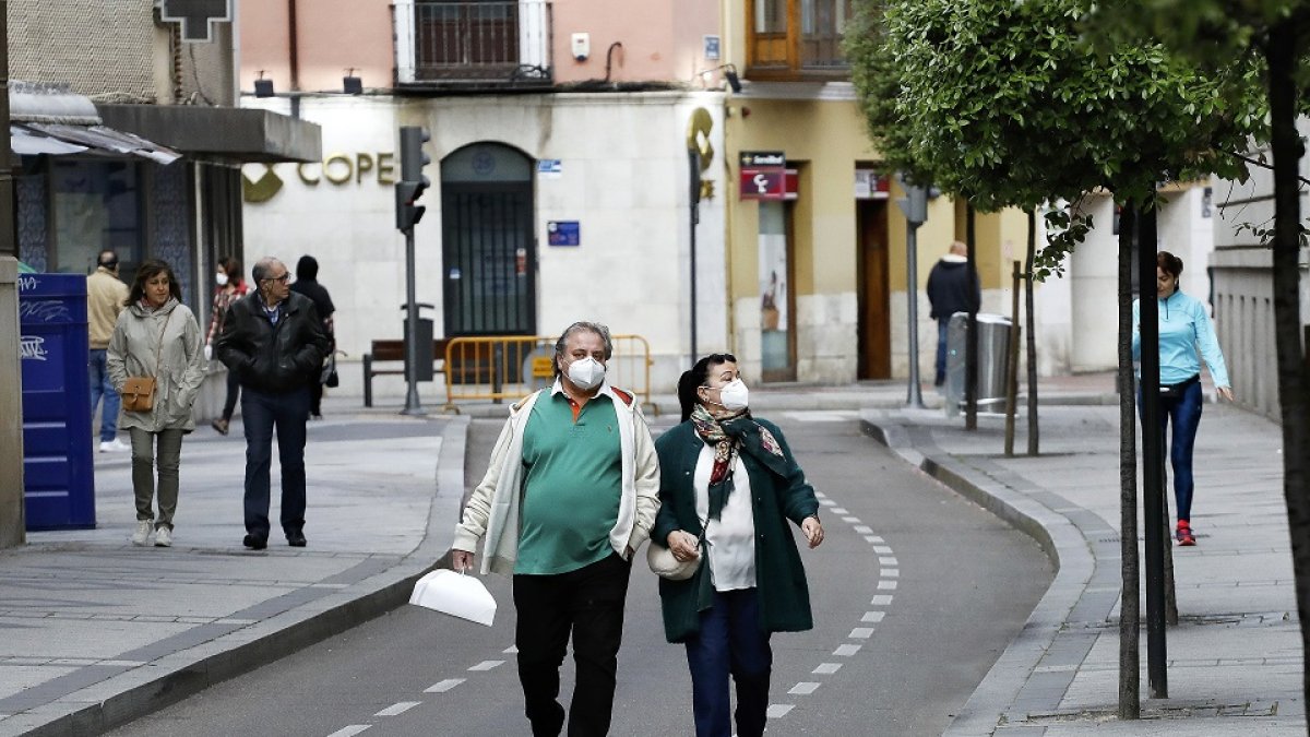 El Ayuntamiento peatonaliza el centro... y los vallisoletanos siguen fieles a sus paseos clásicos. Los vallisoletanos no encontraron ayer gran atractivo en pasear por calles ‘peatonalizadas’, como San Lorenzo o Claudio Moyano (en la foto). Frente a la imagen desértica de éstas, la calle Santiago o el paseo de Zorrilla estaban abarrotados. - J. M. LOSTAU