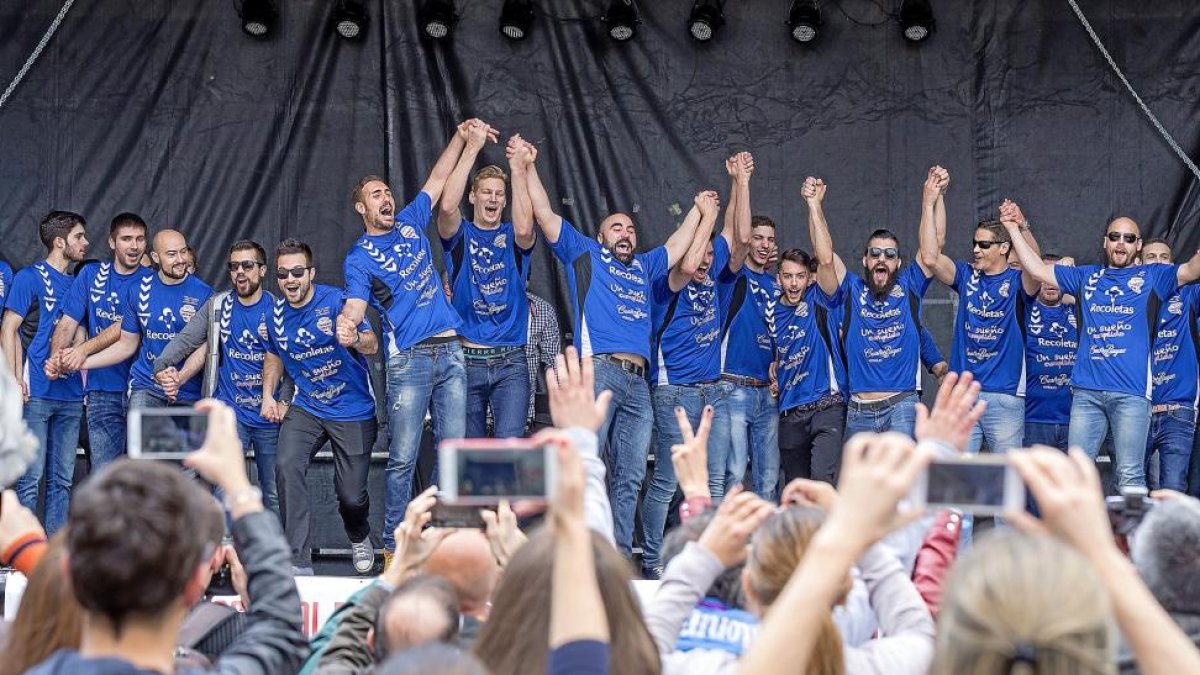 Los jugadores del Atlético Valladolid celebran el ascenso a la Asobal en la Plaza de Portugalete ante la presencia de sus seguidores.-MIGUEL ÁNGEL SANTOS