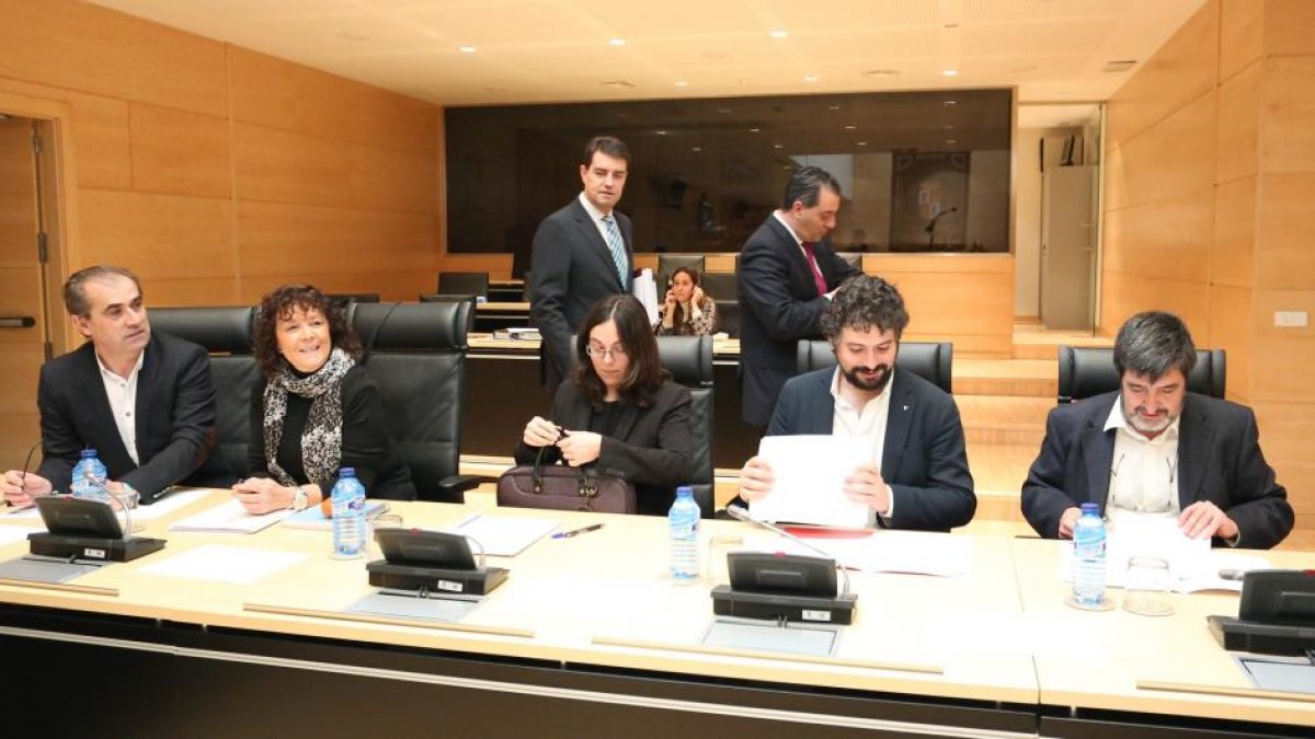 Representantes de diferentes grupos parlamentarios, en la Sesión Extraordinaria de la Comisión de Investigación sobre el Hospital de Burgos.-ICAL
