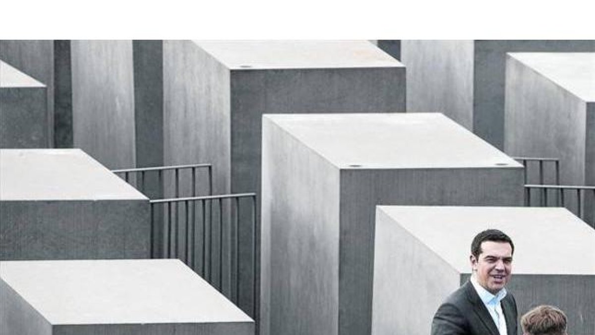 El primer ministro griego, Alexis Tsipras, visita el memorial a las víctimas del Holocausto en Berlín, ayer.-Foto: AP/ MICHAEL SOHN