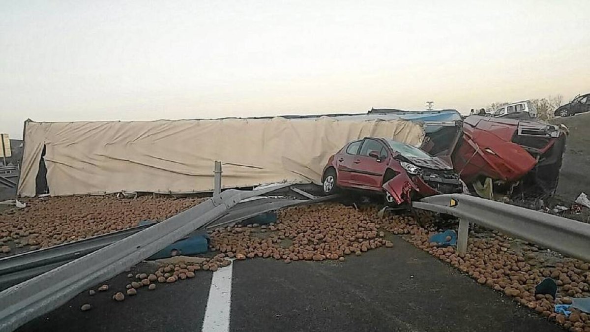 Colisión entre un camión y un turismo en Dueñas-El Mundo