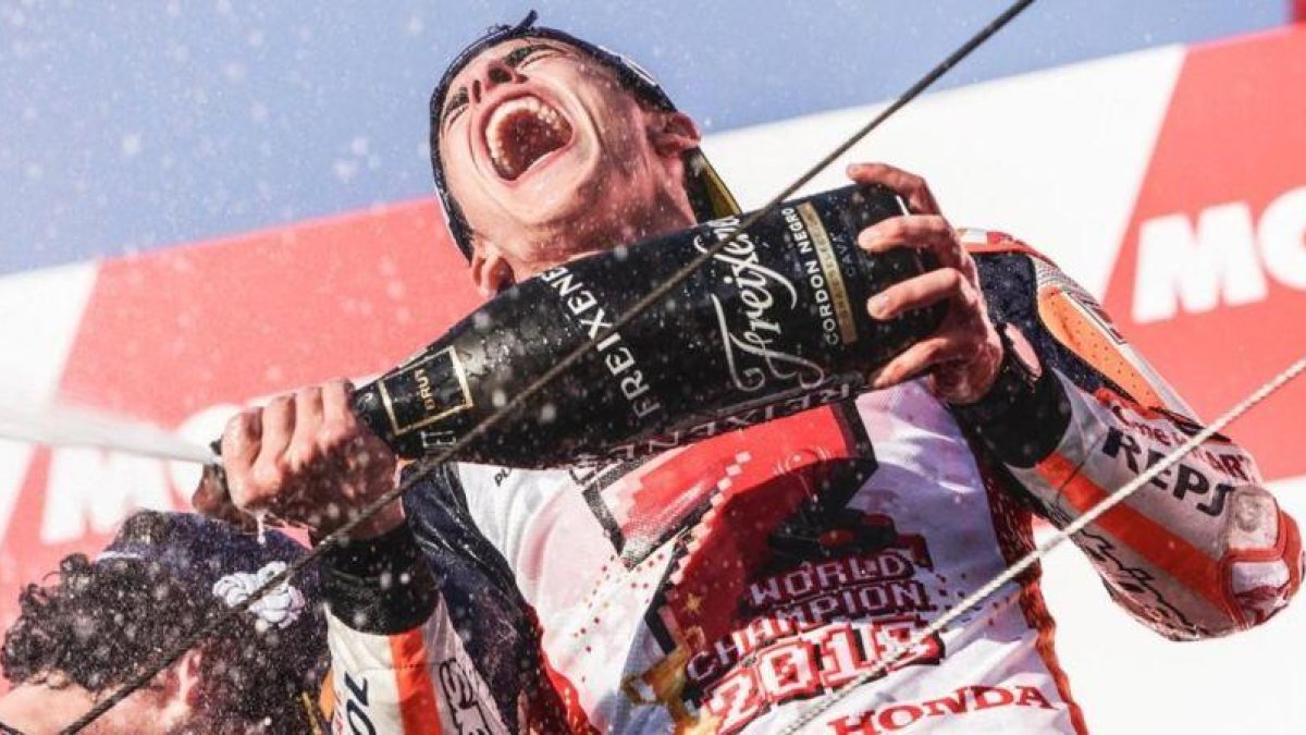 Marc Márquez celebra su séptimo título mundial en el podio de Motegi (Japón).-ALEJANDRO CERESUELA