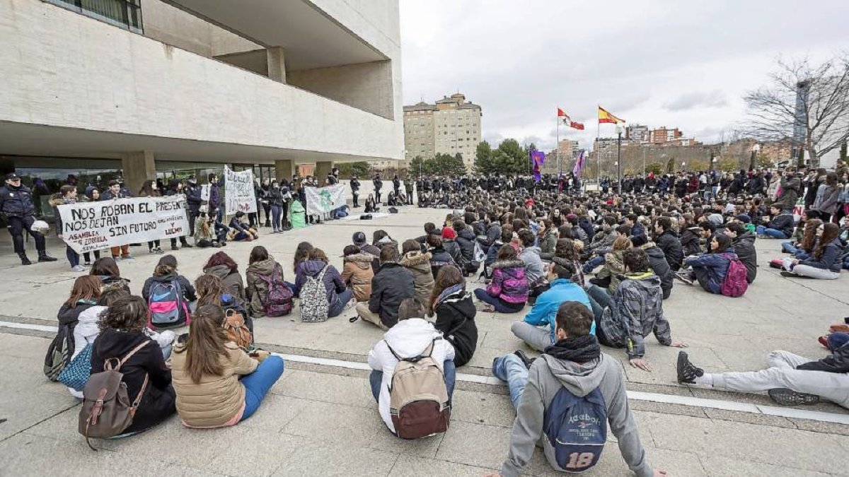 Cerca de 800 personas partieron desde la plaza Mayor para terminar la protesta frente a las Cortes-Miguel Ángel Santos