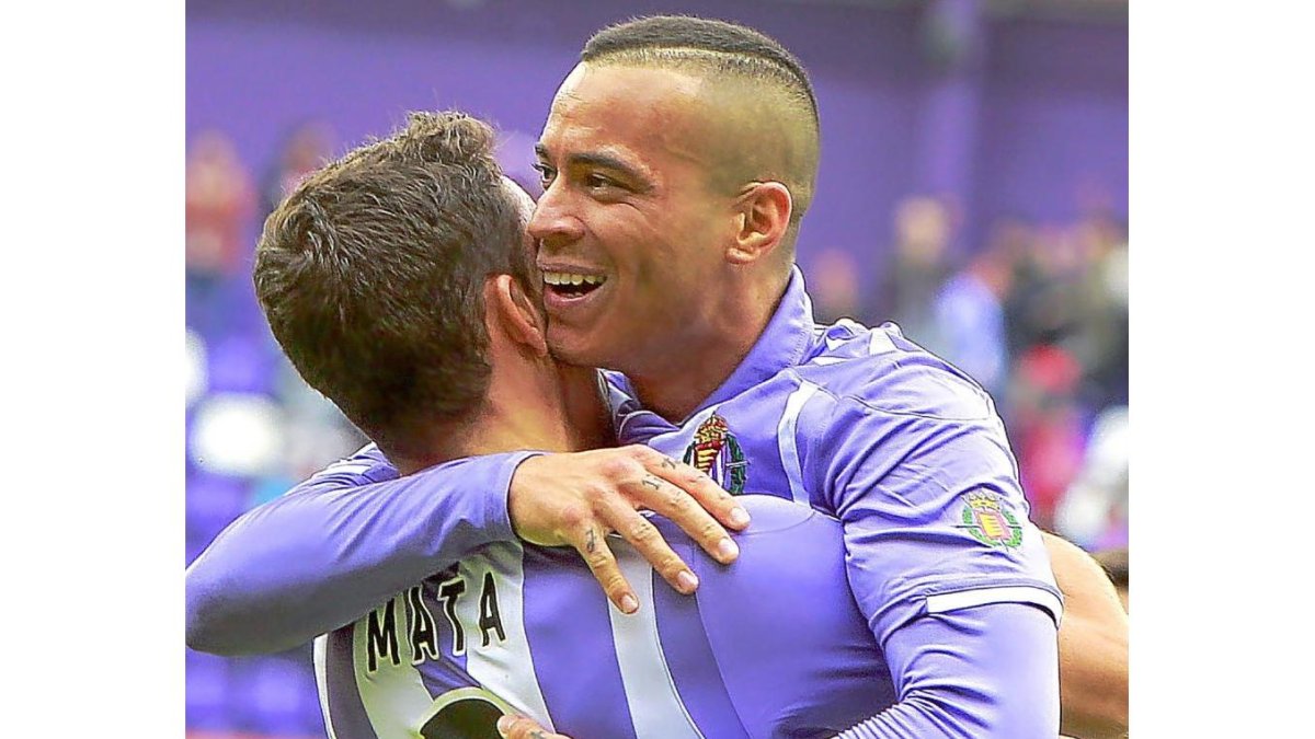 De Tomás es felicitado por Mata tras marcar un gol.-J. M. LOSTAU