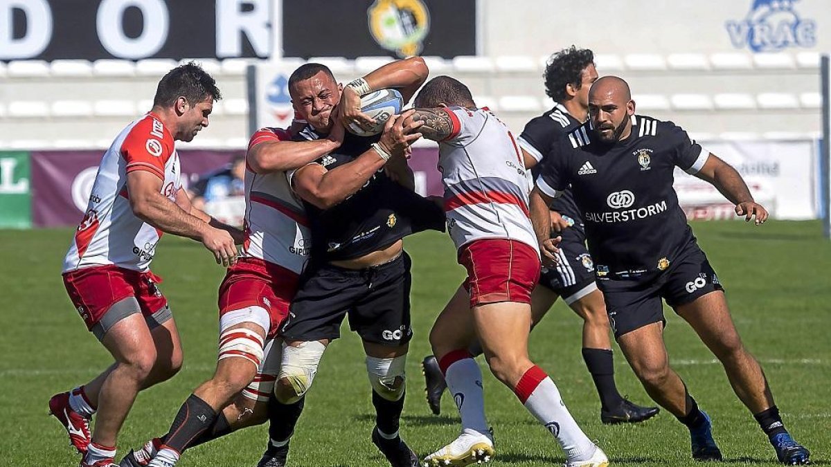 Sione Teu es placado por dos jugadores de Ordizia.-PABLO REQUEJO