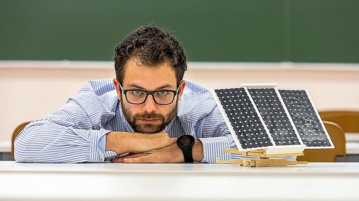 Pablo Muñoz en las instalaciones de la Escuela de Ingenieros Industriales de Valladolid.-PABLO REQUEJO / PHOTOGENIC