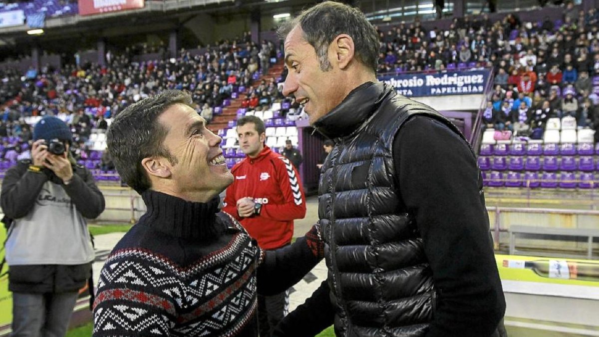 Alberto, con chaleco, saluda a Rubi antes del Real Valladolid-Alavés de la última temporada.-J. M. LOSTAU