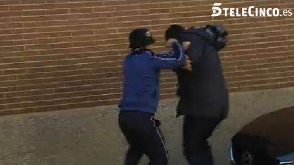 Captura del vídeo de la agresión a un cámara de Mediaset en Madrid.-Foto: MEDIASET