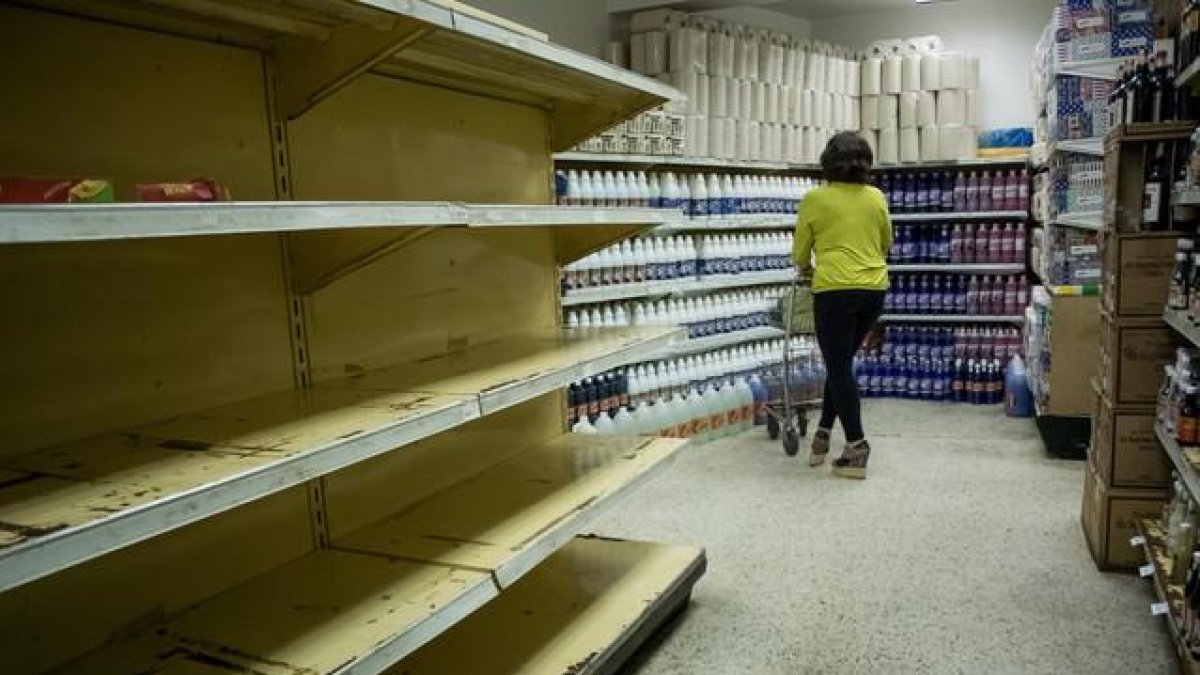 Una mujer compra en un supermercado en Caracas (Venezuela).-MIGUEL GUTIÉRREZ / EFE