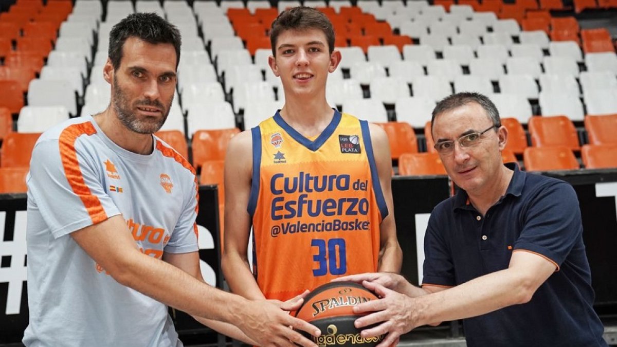 Fernando San Emeterio, Sergio de Larrea y Chechu Mulero, en L’Alquería del Baloncesto en Valencia./  EL MUNDO
