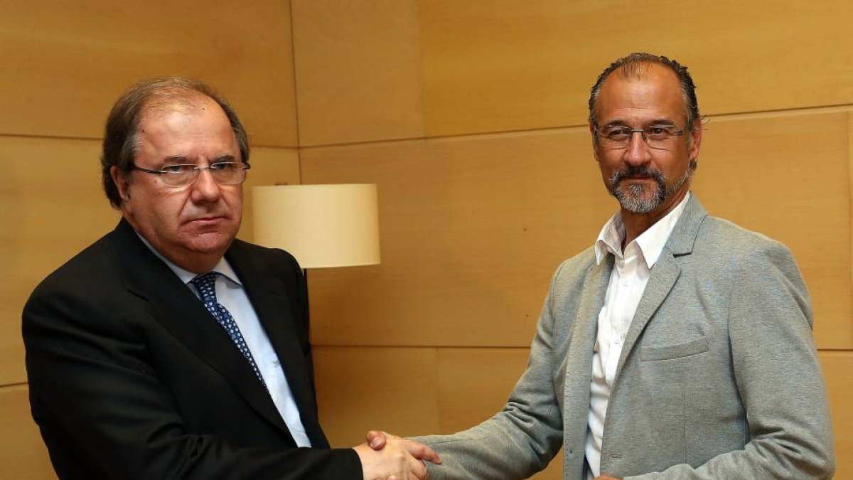 El presidente del PP de Castilla y León, Juan Vicente Herrera, y el delegado autonómico de Ciudadanos, Luis Fuentes-ICAL