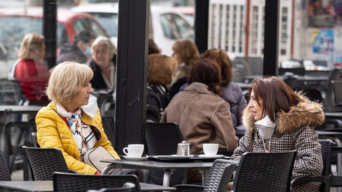 Varias personas en una de las terrazas de Valladolid.- PABLO REQUEJO /PHOTOGENIC