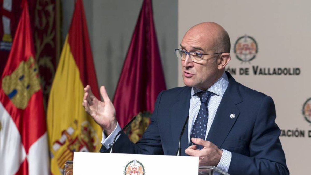 El presidente de la Diputación de Valladolid, Jesús Julio Carnero, presenta el balance de los 100 primeros días del gobierno de la institución provincial-Ical
