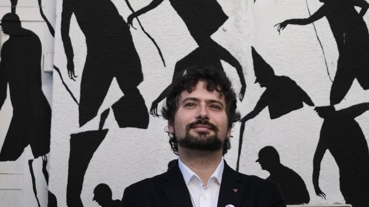 José Sarrión en el barrio del Oeste. «Aquí está la mayor parte de mis amigos, los bares a los que voy. Este barrio tiene un tejido asociativo muy fuerte y es un punto de encuentro para la izquierda. Además, es muy bonito porque la Asociación de Vecinos pe-Enrique Carrascal