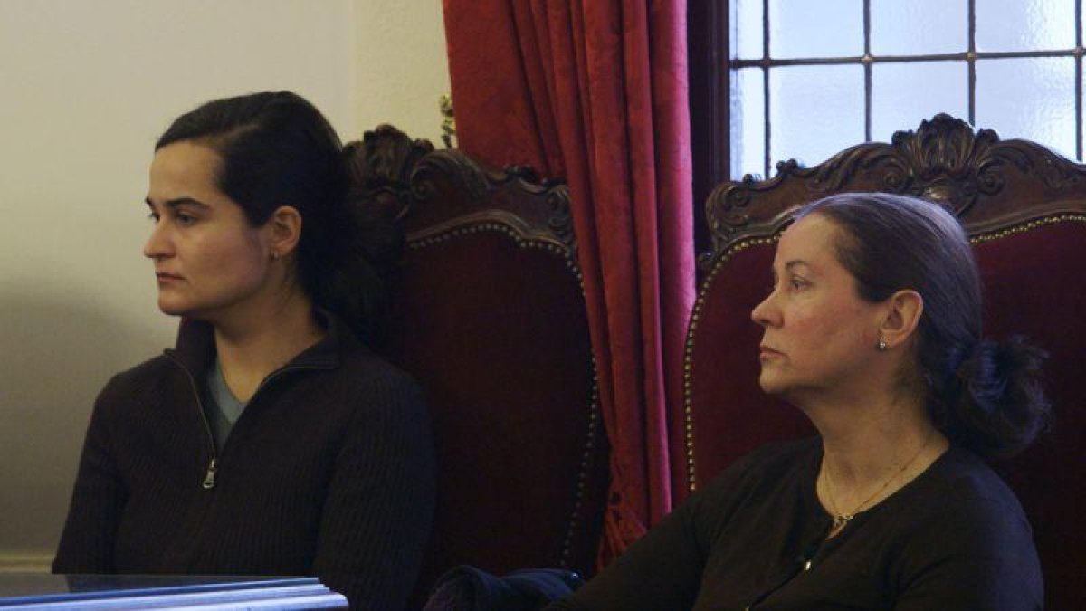 Triana Martínez y Montserrat González, en 'Muerte en León'.-MOVISTAR+