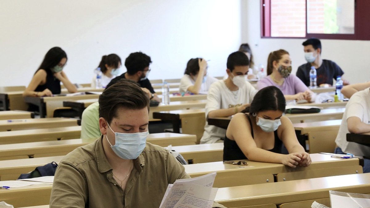 Centenares de estudiantes vallisoletanos se examinan de la EBAU. ICAL