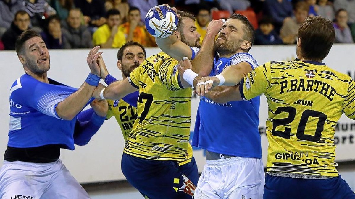 El gladiador Roberto Pérez, imagen del club en la campaña de abonados, en plena batalla ante el Bidasoa.-J. M. LOSTAU