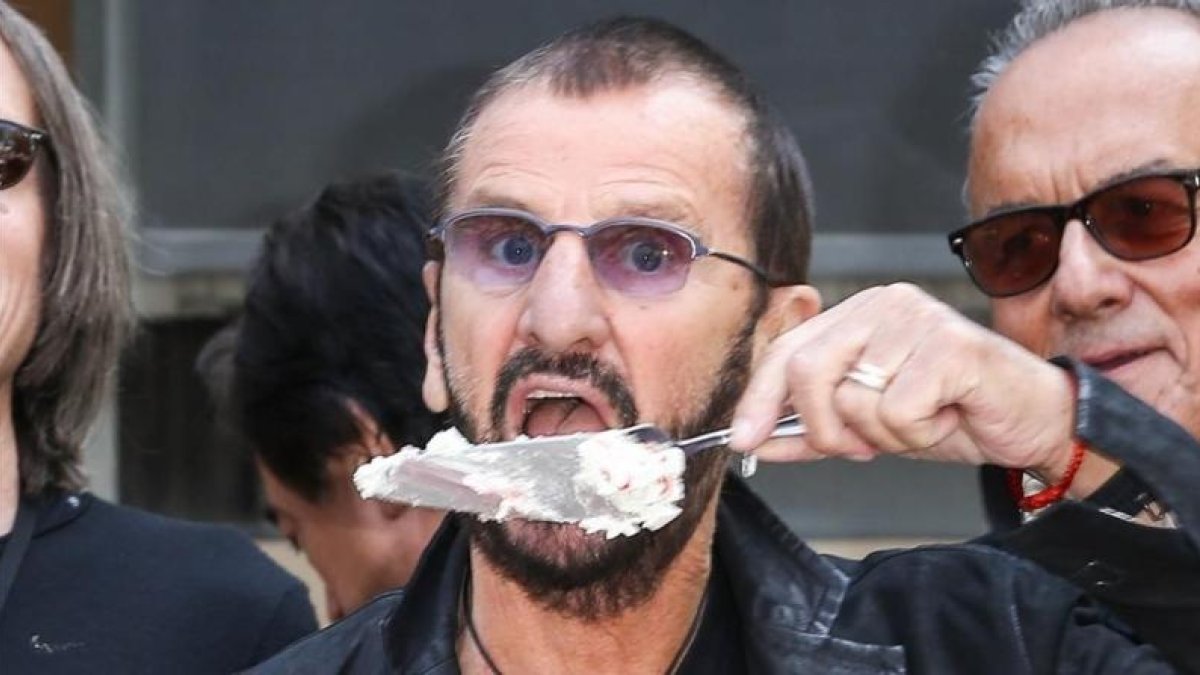 Ringo Starr celebra su 76 cumpleaños con un mensaje de paz y amor.-