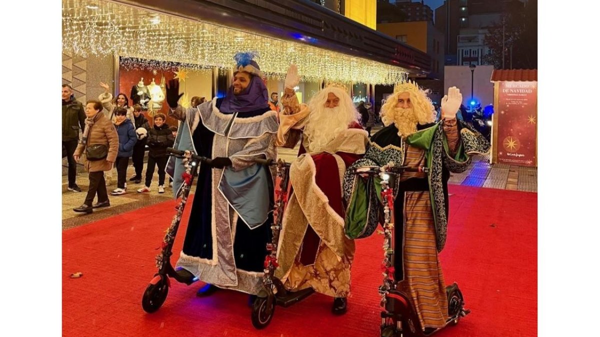 Los Reyes Magos llegan en patinete eléctrico a El Corte Inglés de Valladolid. -EL CORTE INGLÉS