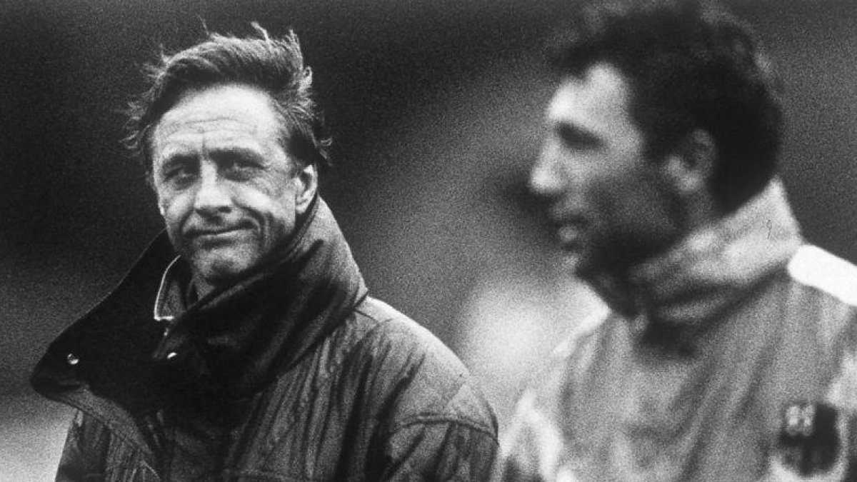 Johan Cruyff y Hristo Stoichkov, en 1990.-ARCHIVO / JORDI COTRINA