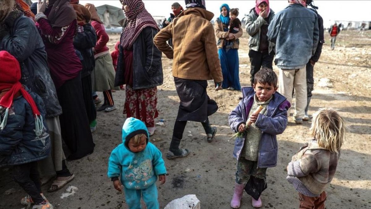 Niños sirios desplazados juegan en un refugio al este de Guta, cerca de Damasco (Siria), el 18 de enero.-EFE / MOHAMMED BADRA