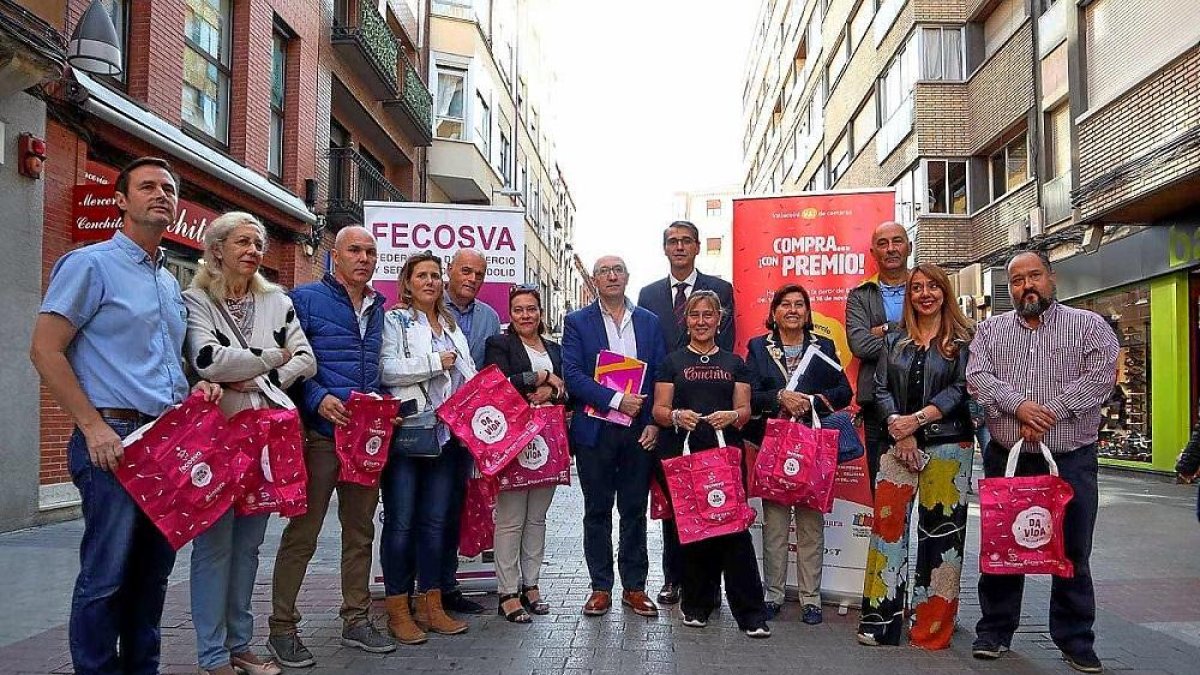 Presentación de la campaña de promoción de otoño ‘El comercio da vida a tu ciudad’, en la calle Mantería.-E.M.