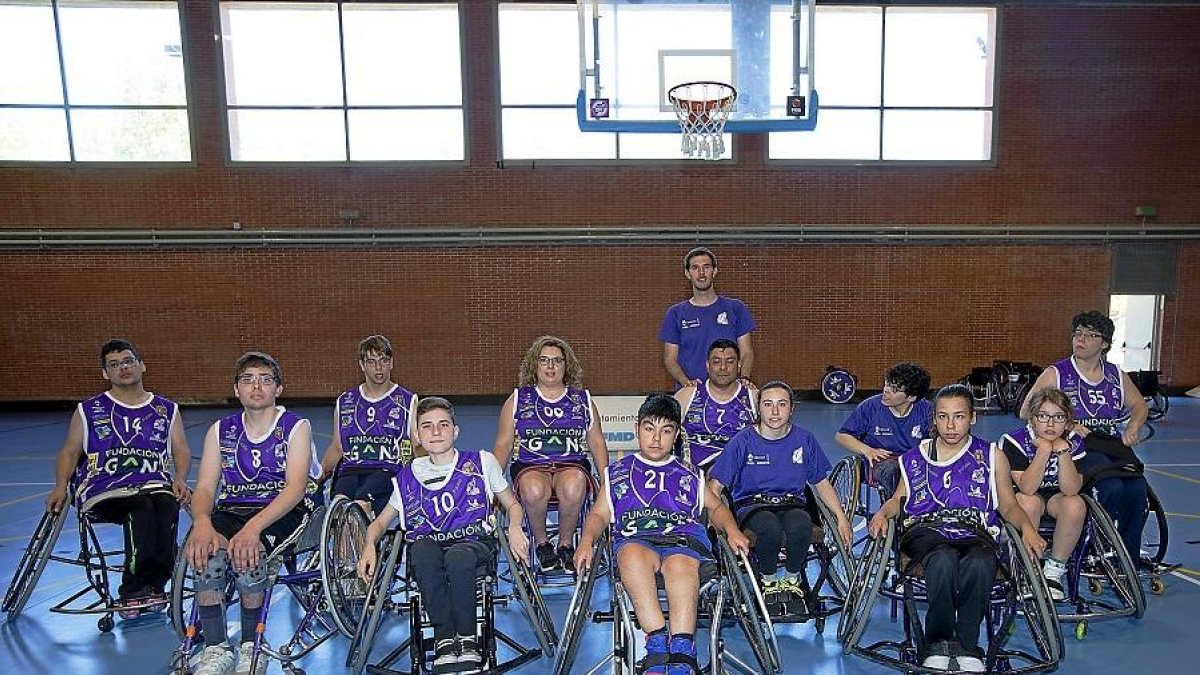 Los integrantes de la escuela del FundaciónGrupo Norte posan durante el torneo con su entrenador, Víctor Reina.-JOSÉ C. CASTILLO