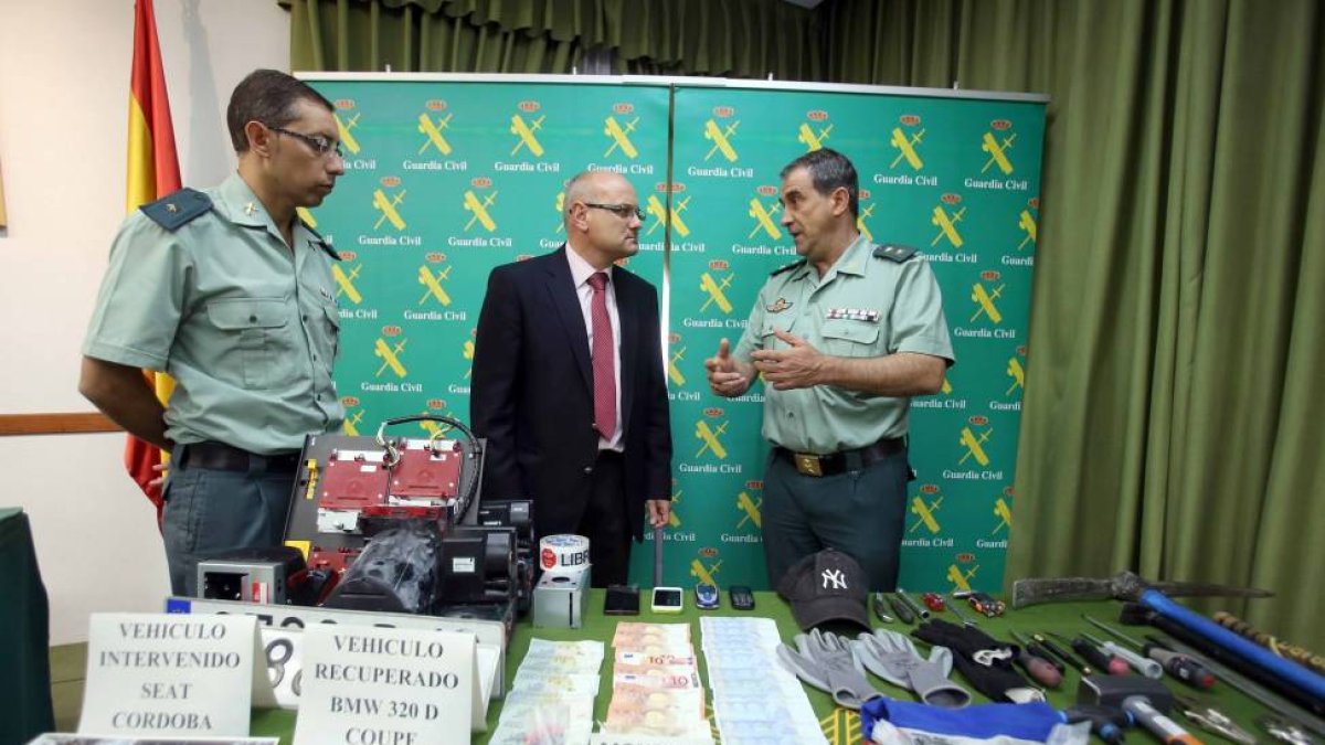 El subdelegado del Gobierno en Valladolid, Luis Antonio Gómez Iglesias, y el teniente coronel Recio, jefe de la Comandancia de la Guardia Civil de Valladolid, informan sobre el desarrollo y desenlace de una importante operación realizada por la Guardia Ci-Ical