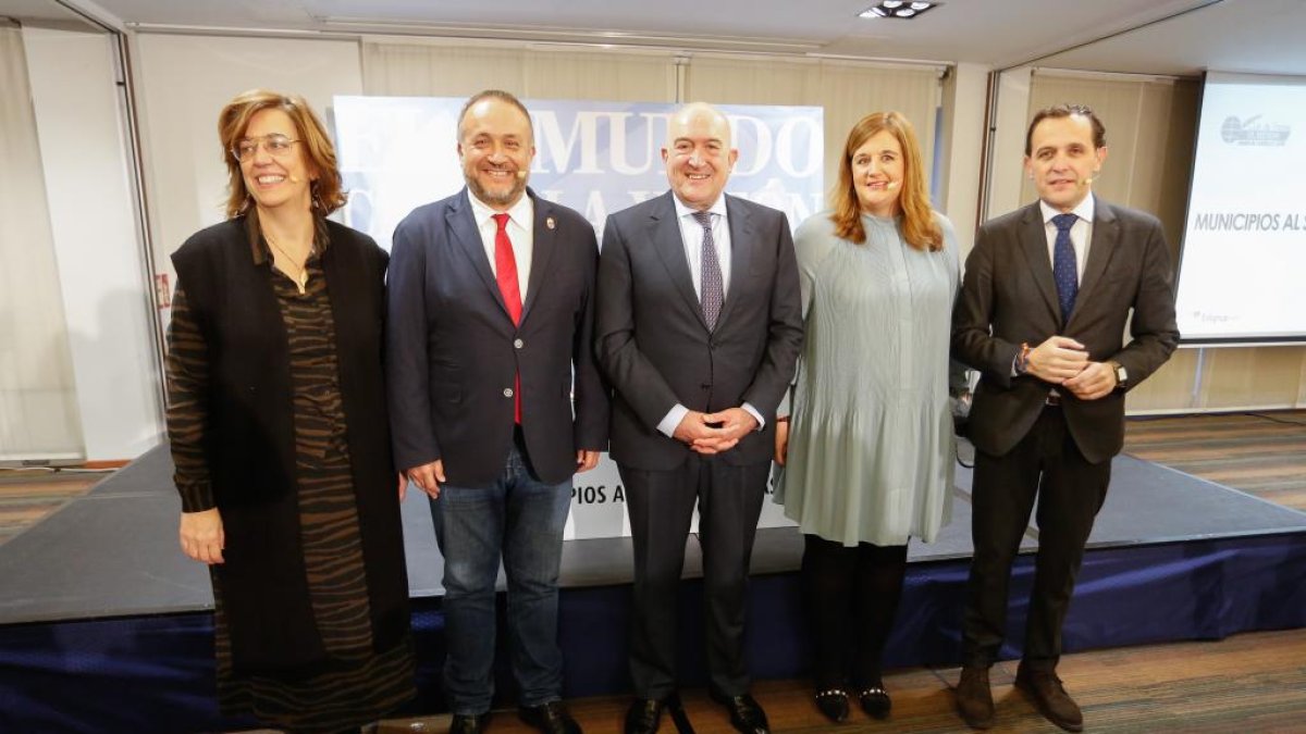 La presidenta de la Federación Regional de Municipios y Provincias (FRMP) y de la Diputación de Palencia, Ángeles Armisén; el presidente de la Diputación de Valladolid, Conrado Íscar; la alcaldesa de Segovia, Clara Martín y el presidente del Consejo Comarcal del Bierzo, Gerardo Álvarez Courel, debatieron durante más de una hora alrededor del tema del encuentro, titulado 'Municipios al servicio de las personas', en el Club de Prensa de EL MUNDO DE CASTILLA Y LEÓN.