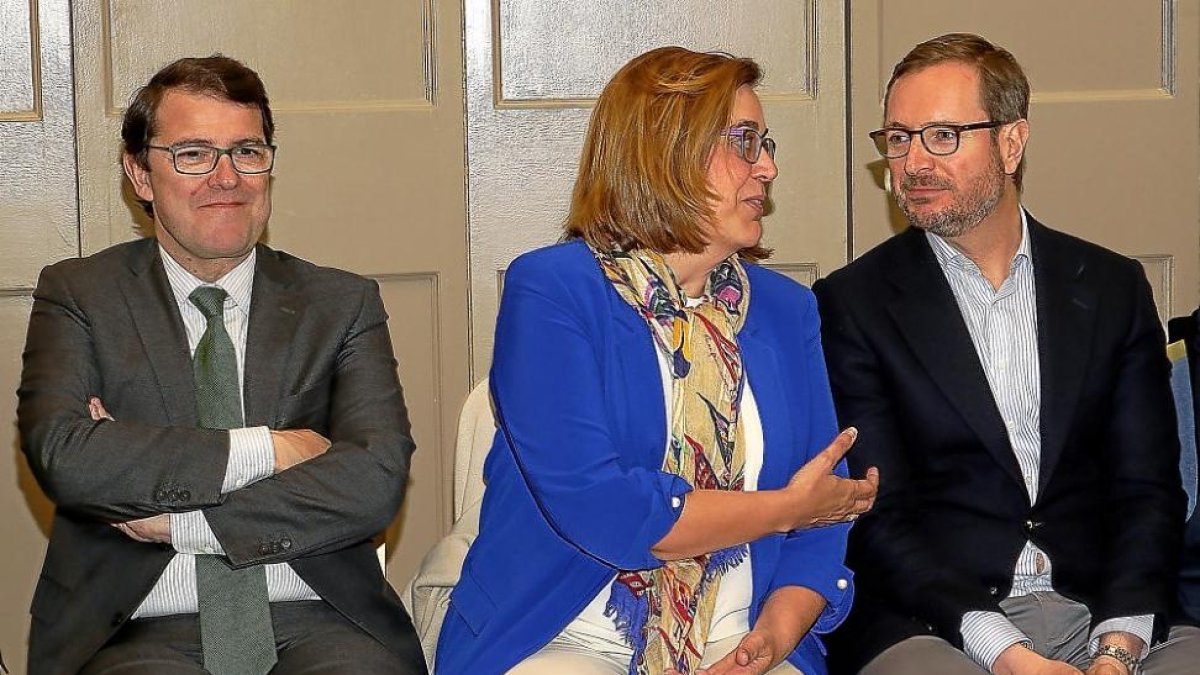 Javier Maroto (D) junto a Ángeles Armisén y Alfonso Fernández Mañueco.-ICAL
