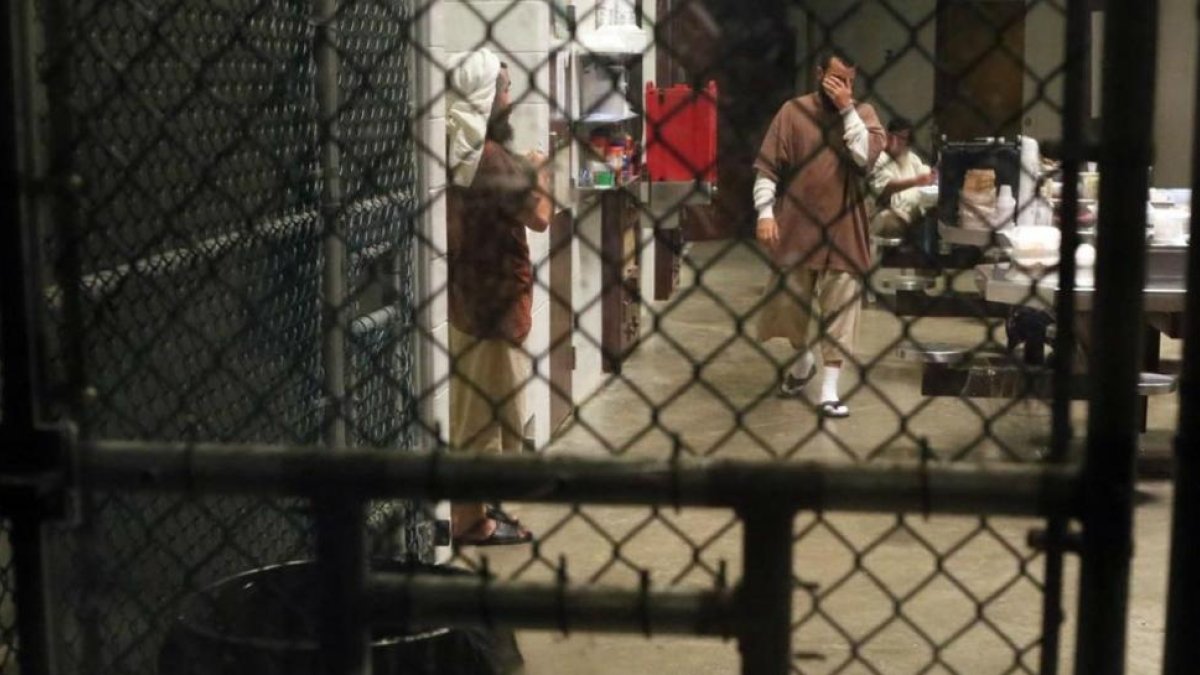 Un preso camina por el interior de una zona común en Guantánamo.-RICARDO MIR DE FRANCIA