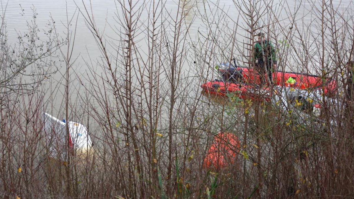 Los restos del ultraligero accidentado emergen de las aguas del Duero ya cerca de la orilla.- J. M. LOSTAU