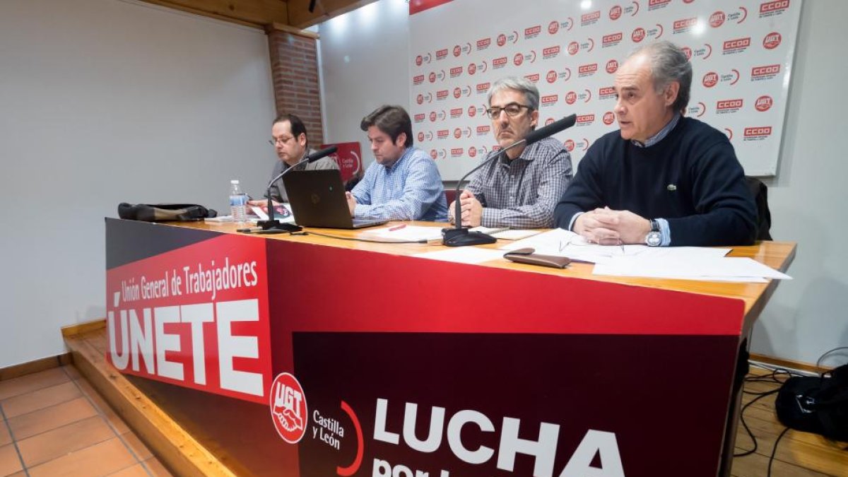 El responsable energético y de estaciones de servicios de UGT-FICA, José Manuel Montero; el secretario general de Comisiones Obreras Industria, Gonzalo Díez, y el portavoz de la Agrupación de Vendedores de carburantes y combustibles, Rafael Pizarro-ICAL