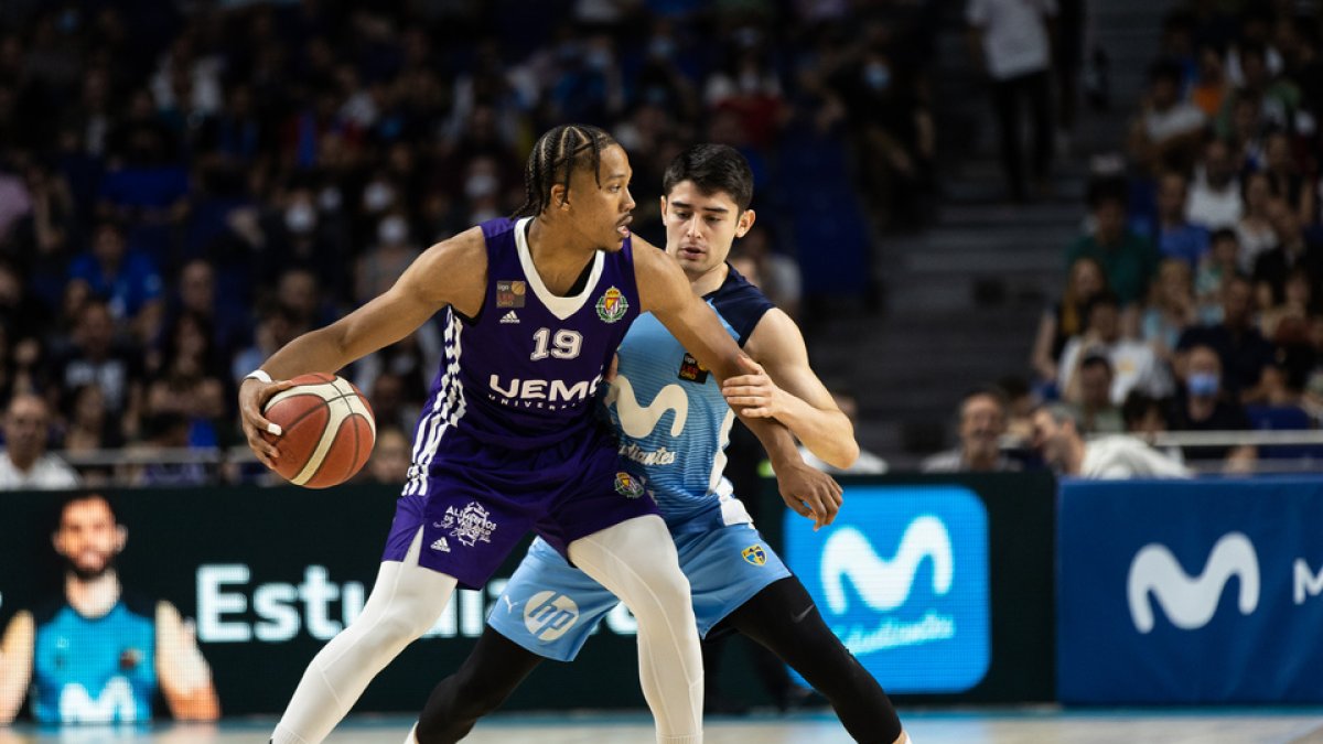 Pantzar dirige un ataque en el primer partido ante Estudiantes. / M. G. EGEA
