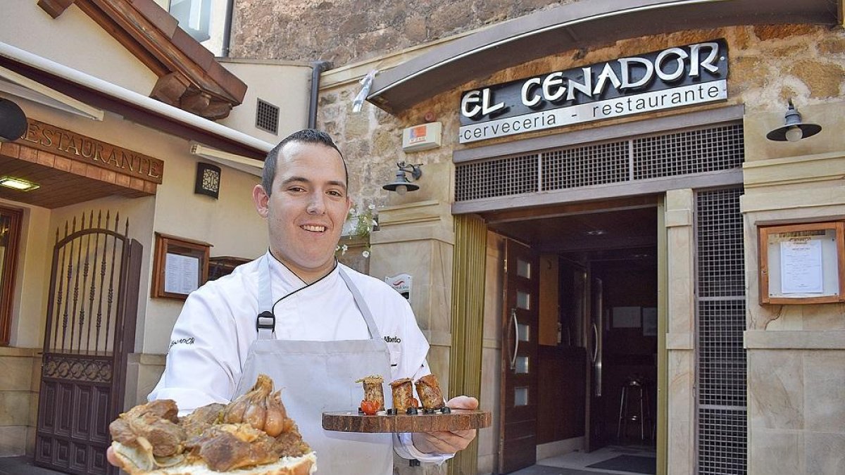 Luis Alberto con dos interpretaciones del Ajo Carretero a la puerta de su restaurante.-