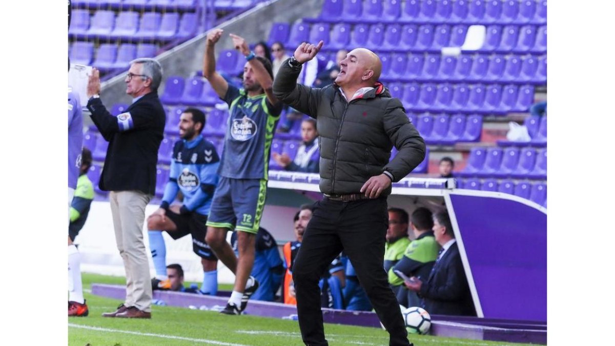 Luis César da instrucciones a sus jugadores durante el partido contra el Lugo.-J.M. LOSTAU