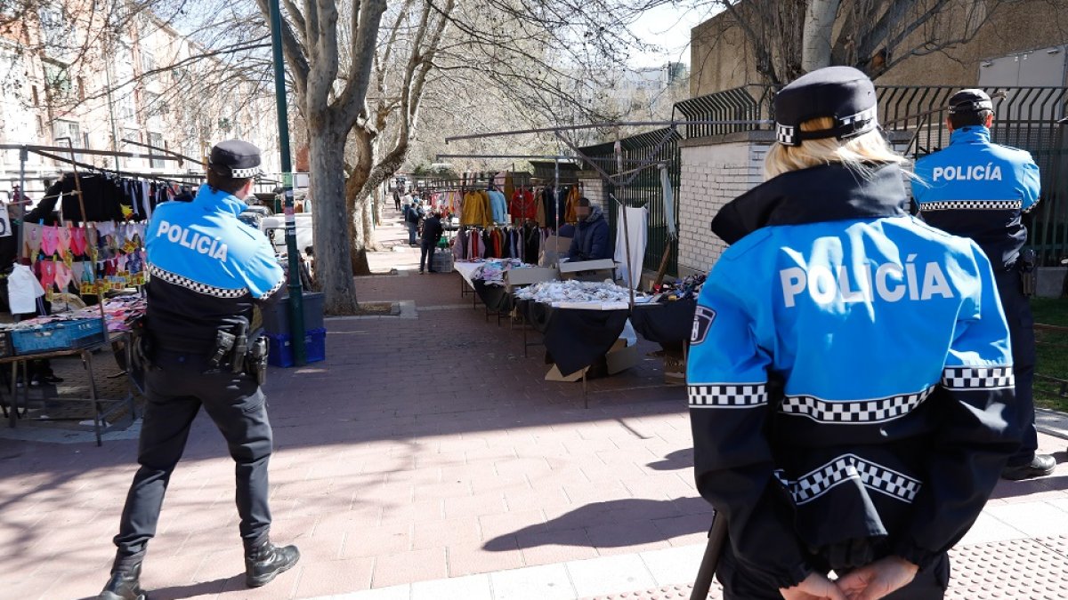 JUAN MIGUEL LOSTAU. MERCADILLO DE PRADO DE LA MAGDALENA RECOGIENDO.