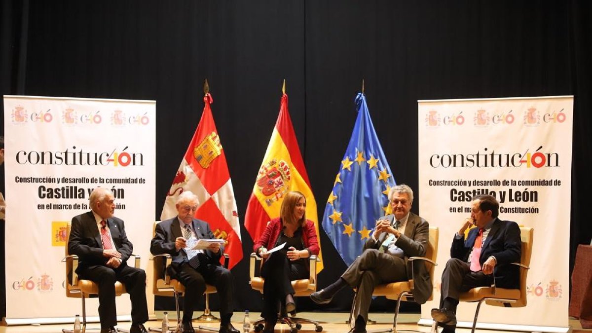 Barcones (en el centro) junto a Demetrio Madrid, José Constantino Nalda, Jesús Posada y Juan José Lucas.-ICAL